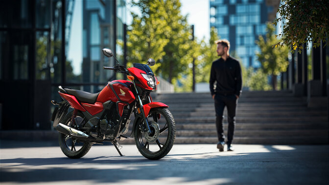 Honda CB125F statique sur place