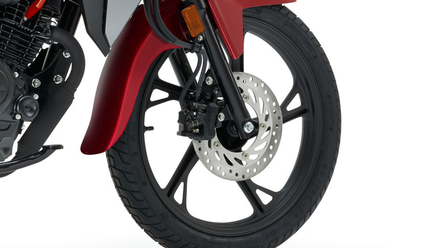 Moto 125 Honda CB125F rouge, prise en studio, zoom sur la roue avant et le frein