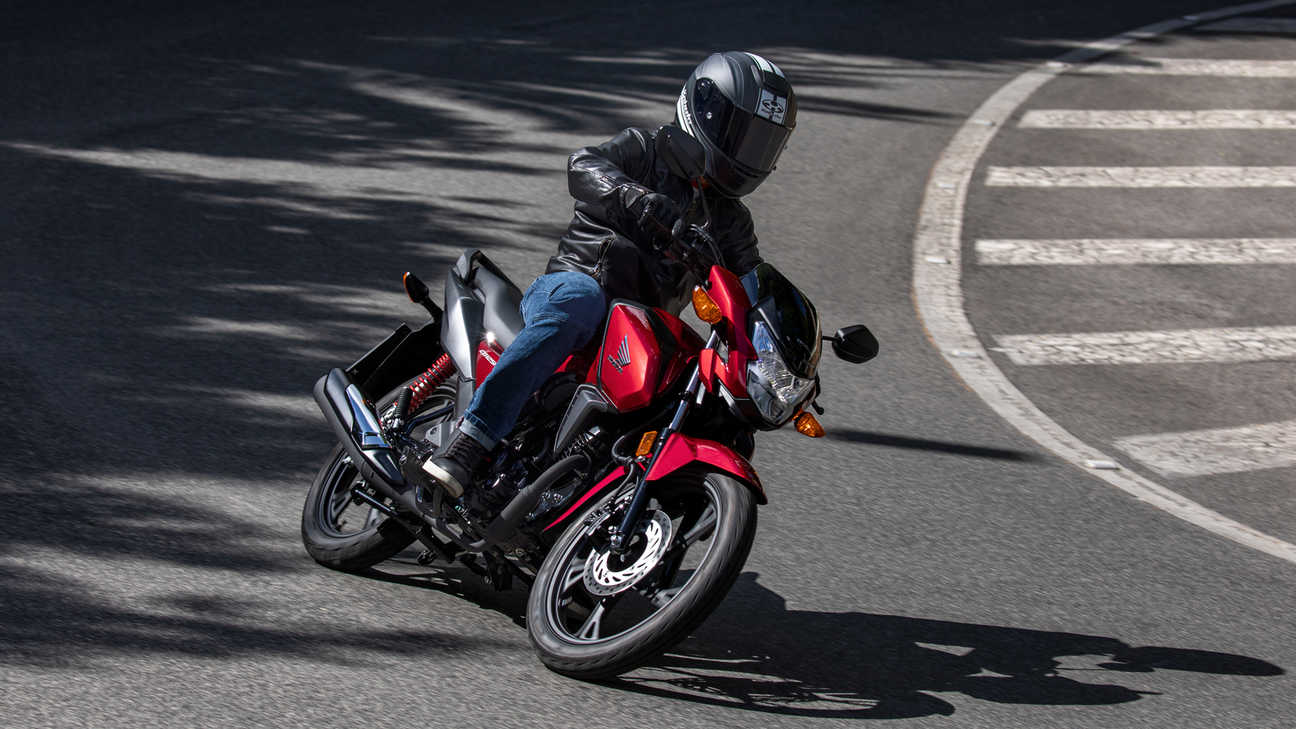 Moto 125 Honda CB125F en mouvement sur route
