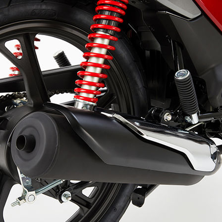 Moto 125 Honda CB125F rouge, prise en studio, zoom sur le conduit d'échappement