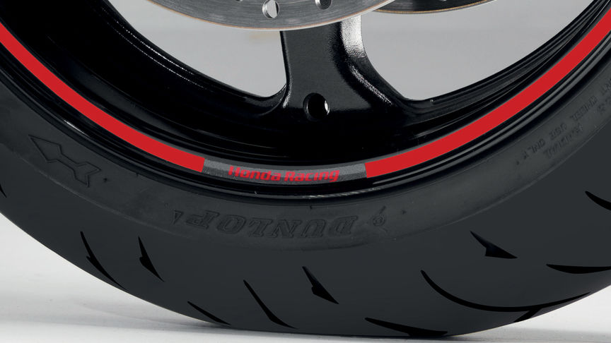 MSX125, gros plan de la roue de la moto portant l’autocollant Honda.