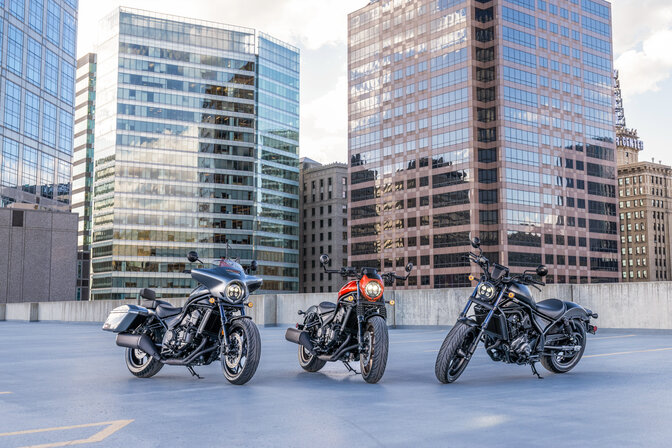 Vue de face de la Honda CL500 en milieu urbain.