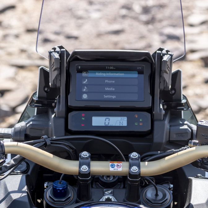 Gros plan sur le compteur du trail Honda Africa Twin Adventure Sports