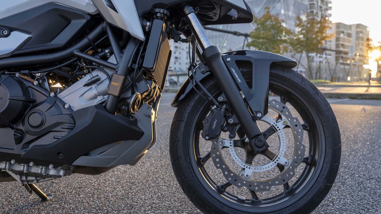 NC750X, suspension homogène et freinage robuste et souple