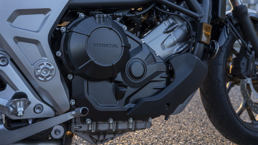 NC750X, moteur SACT bicylindre en ligne 8 soupapes plus puissant, refroidissement liquide, avec contrôle de couple sélectionnable Honda