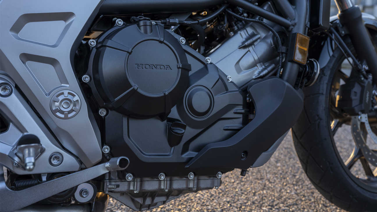 NC750X, moteur SACT bicylindre en ligne 8 soupapes plus puissant, refroidissement liquide, avec contrôle de couple sélectionnable Honda