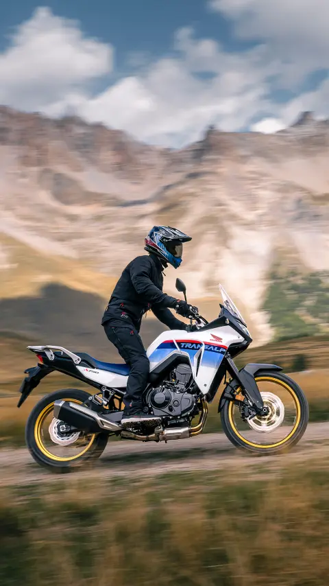 Motard sur XL750 Transalp en montagne.