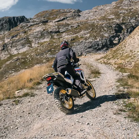 Vue arrière de la XL750 Transalp en montagne.