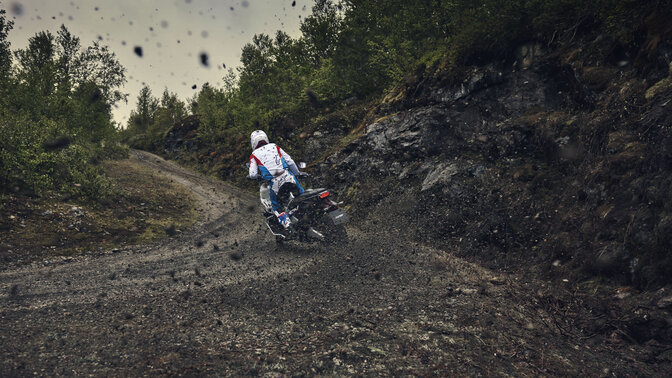 X-ADV prenant un virage sur un chemin de terre