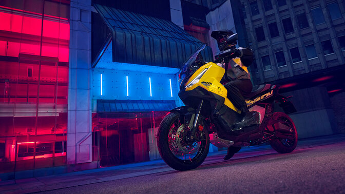 Vue de trois quarts du X-ADV Special Edition à l'arrêt avec pilote