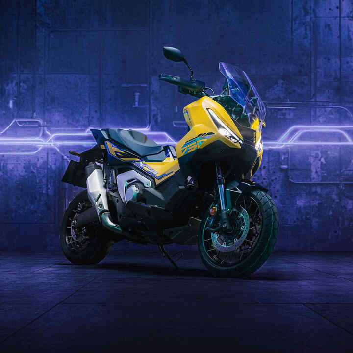 X-ADV édition spéciale vue de profil avec le pilote en zone urbaine
