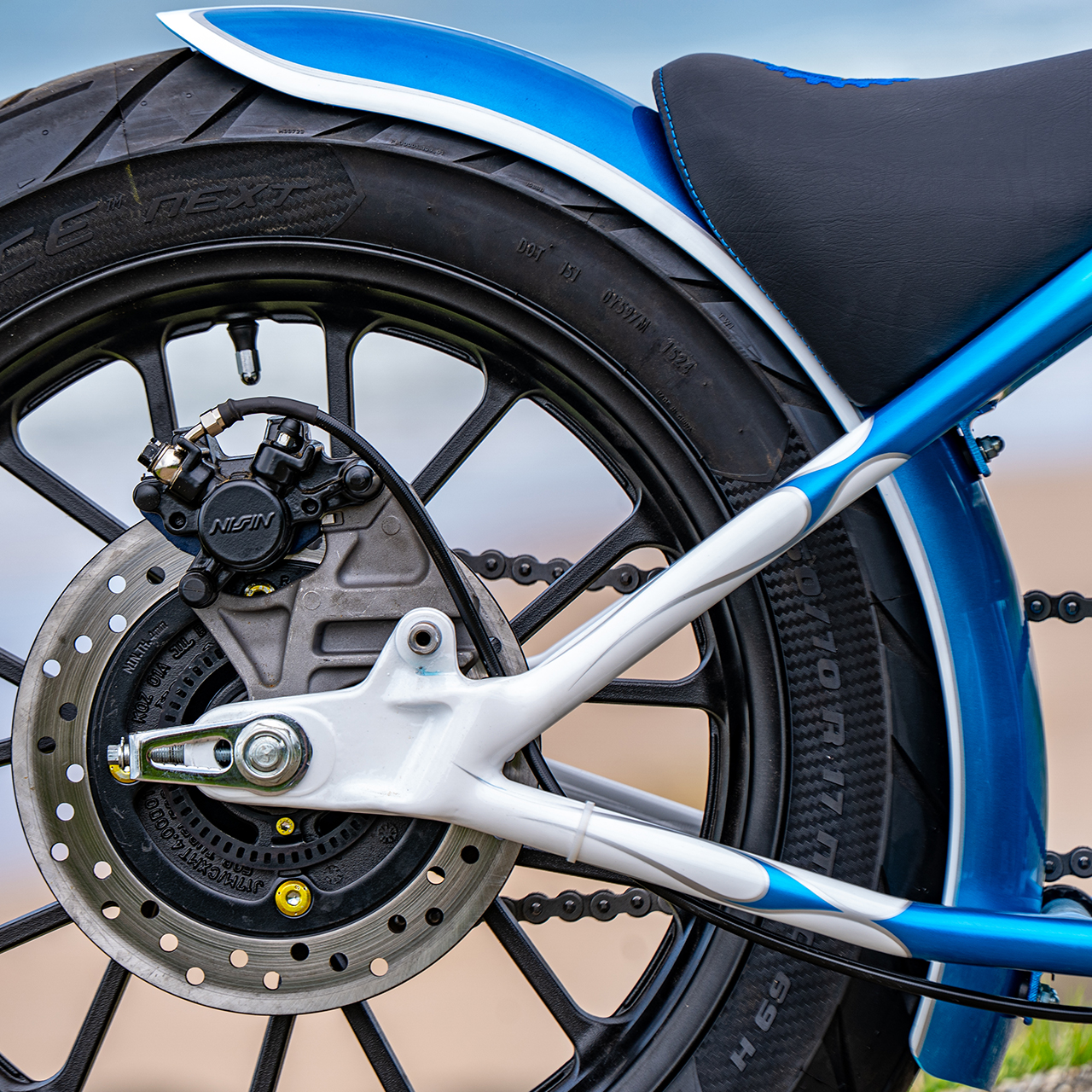 Roue arrière et bras oscillant de la préparation GB350S "Hachimann"