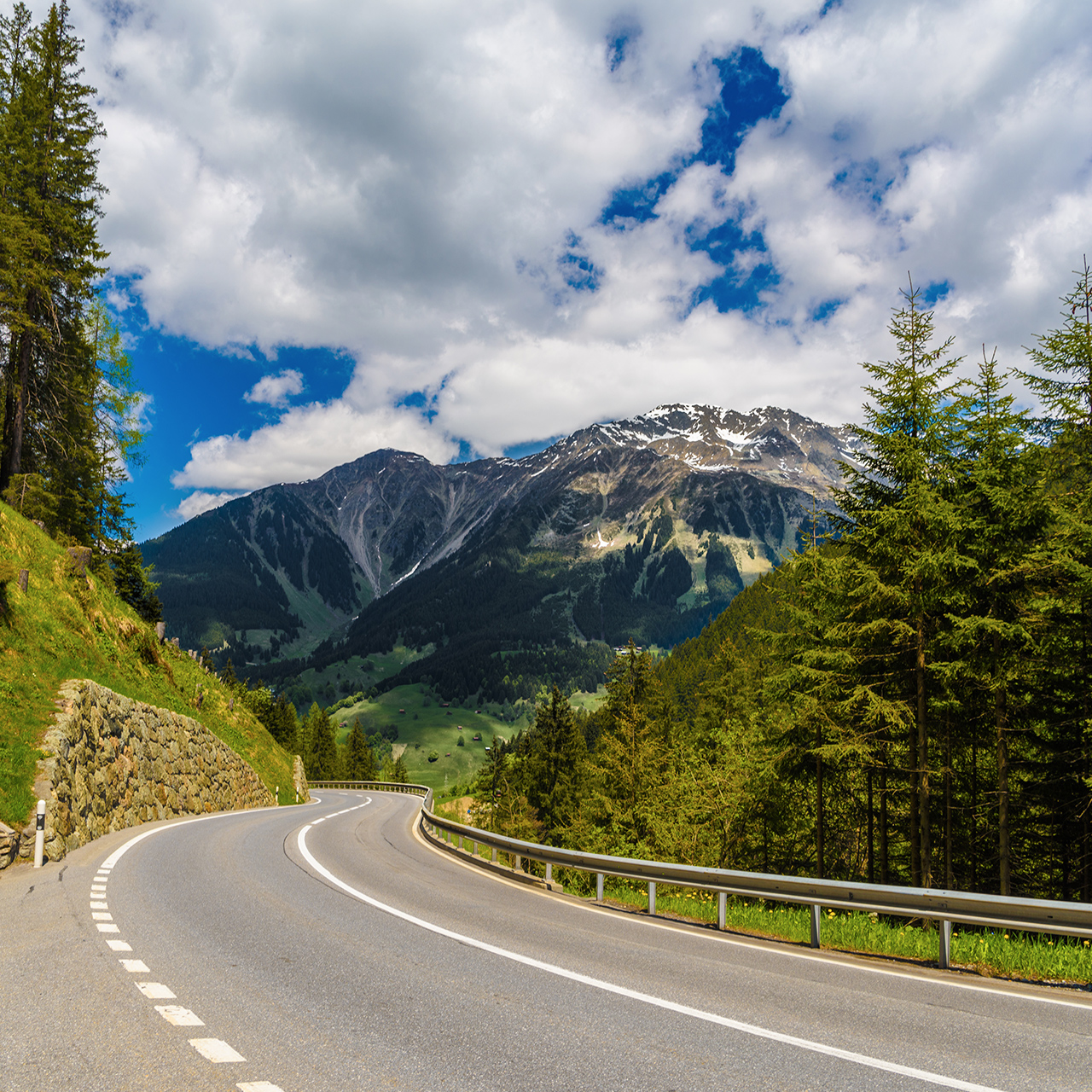 Route entre les montagnes des Alpes, Klosters-Serneus, Davos, Grisons Suisse