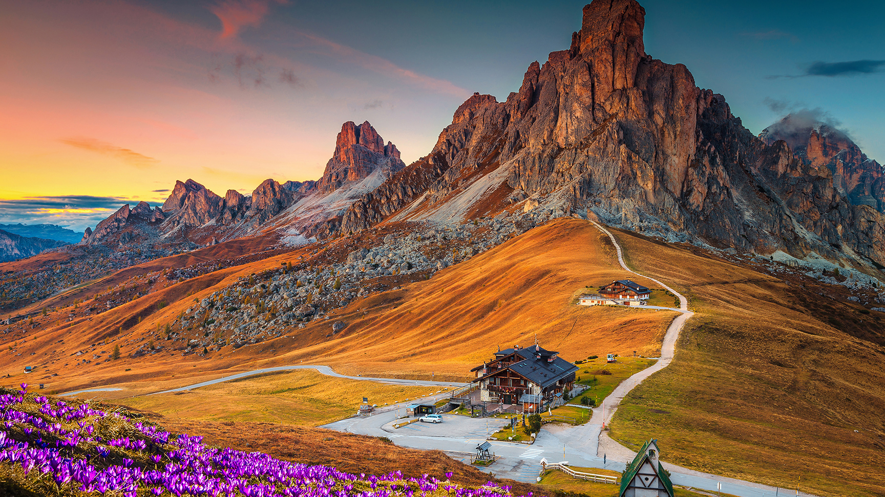 Magnifique paysage alpin orné de fleurs de crocus de printemps sur collines et montagnes spectaculaires au coucher du soleil, col de Giau, Dolomites, Italie, Europe