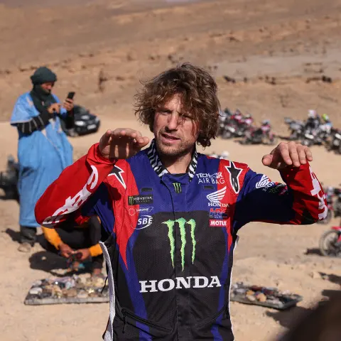 Experts HRC donnant des explications à un groupe de motards. 