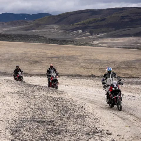 Des motards sur les routes. 