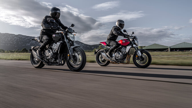 Honda C1000R avec pilotes sur route