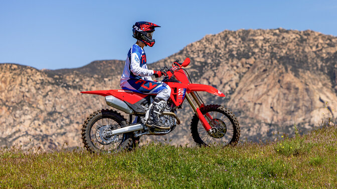 Honda CRF250R sur piste MX faisant un saut