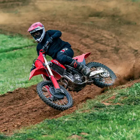 Vue dynamique de la Honda CRF250R sur piste avec un pilote MX