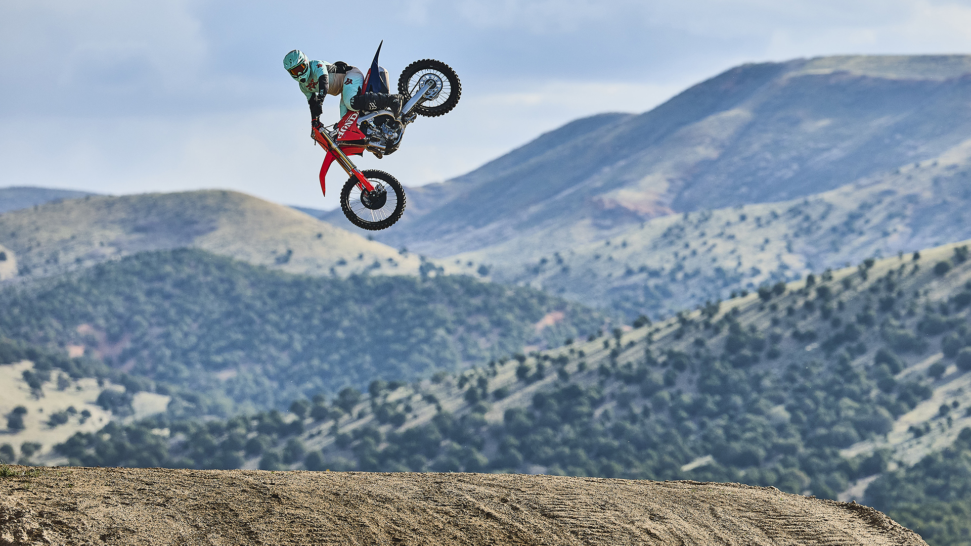 Vue avant dynamique de la Honda CRF250R sur piste avec un pilote MX