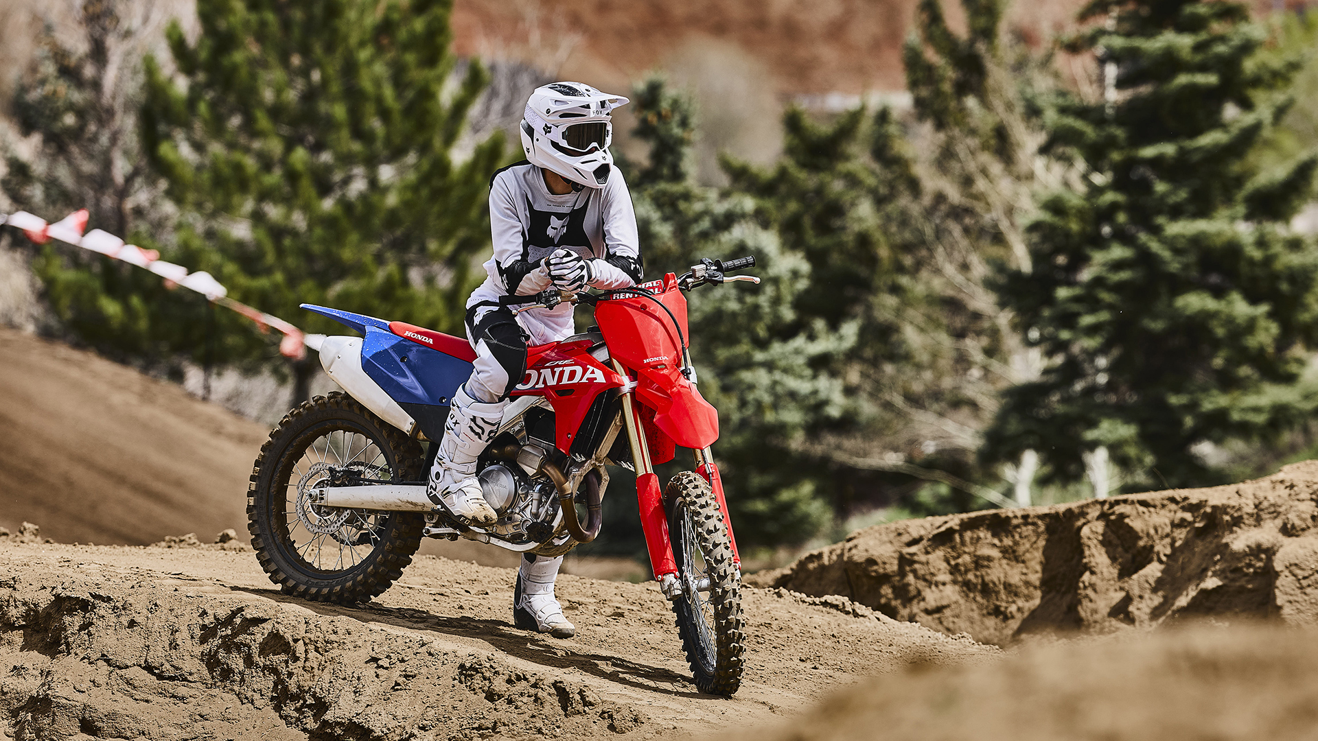 CRF450R sur circuit avec un pilote de motocross