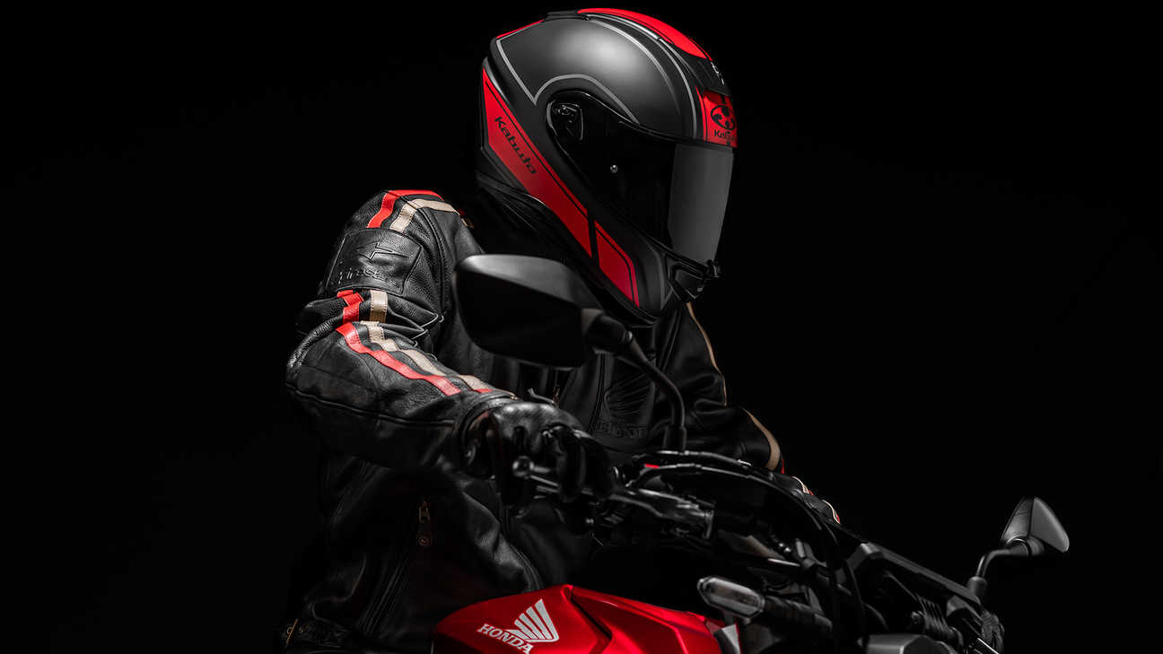 Casque Honda Kabuto, Aeroblade V - Smart Flat Black Red, côté droit, sur la tête d'un motard