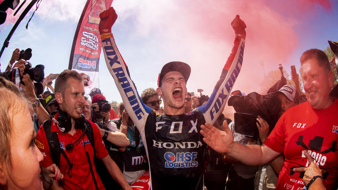 Pilote Honda de MXGP qui fête une victoire.