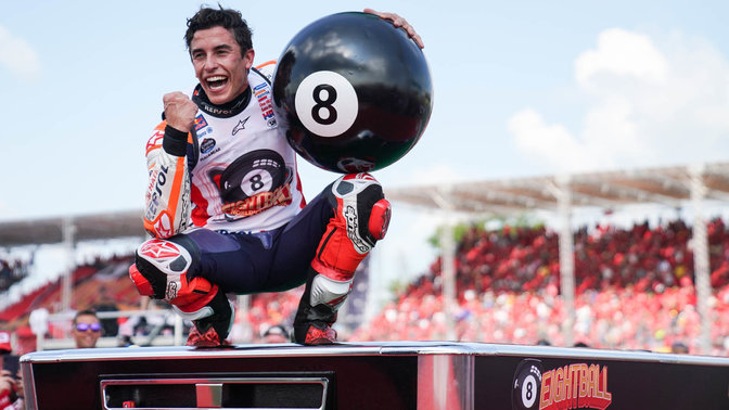 Marc Marquez, pilote Honda de MotoGP, c&eacute;l&eacute;brant sa victoire.