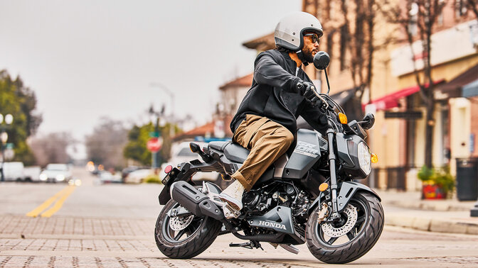 SH350i, vue latérale à l'arrêt avec motard