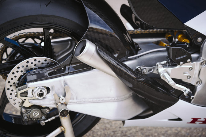 Gros plan sur la roue arri&egrave;re de la RC213V-S