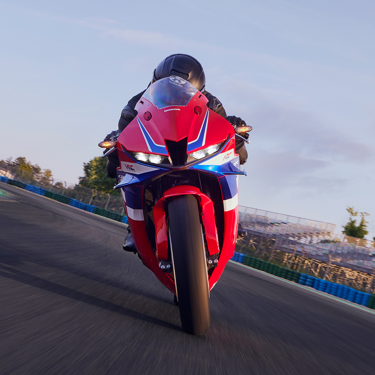 Honda EM1 e: models smiling man on the EM1 e: