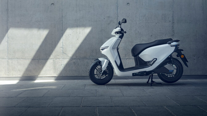 Scooter Honda CUV e garé dans un garage.