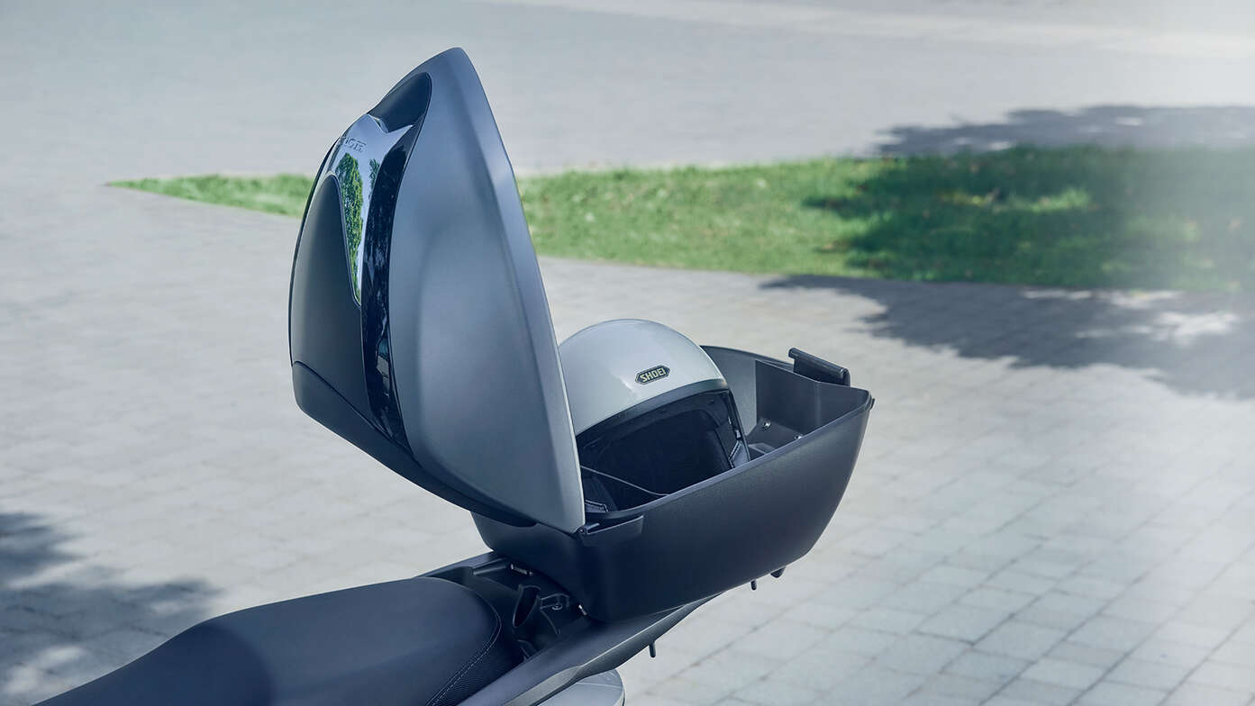 Gros plan du top case intelligent de 45 L du scooter Honda CUV e.