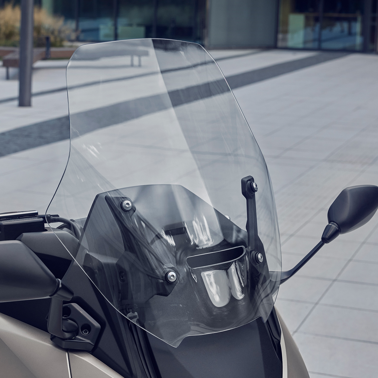 Gros plan sur la bulle à réglage électrique du Forza 750