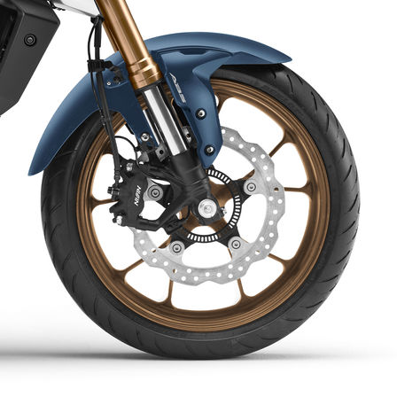 Côté droit de la Honda moto 125 CB125R, bleue, avec gros plan sur la roue avant et les freins, prise en studio