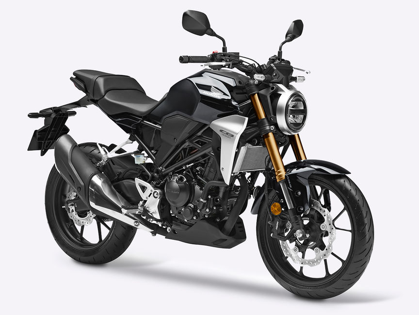 Vue de trois quarts face de la Honda CB300R avec accessoires.