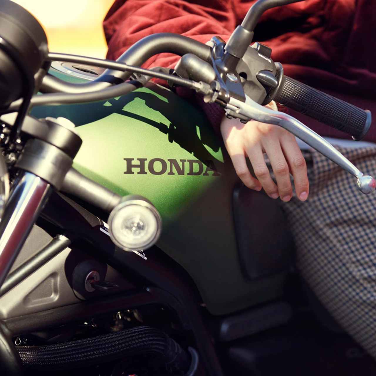 Gros plan latéral de la moto Honda CL500 avec modèle.