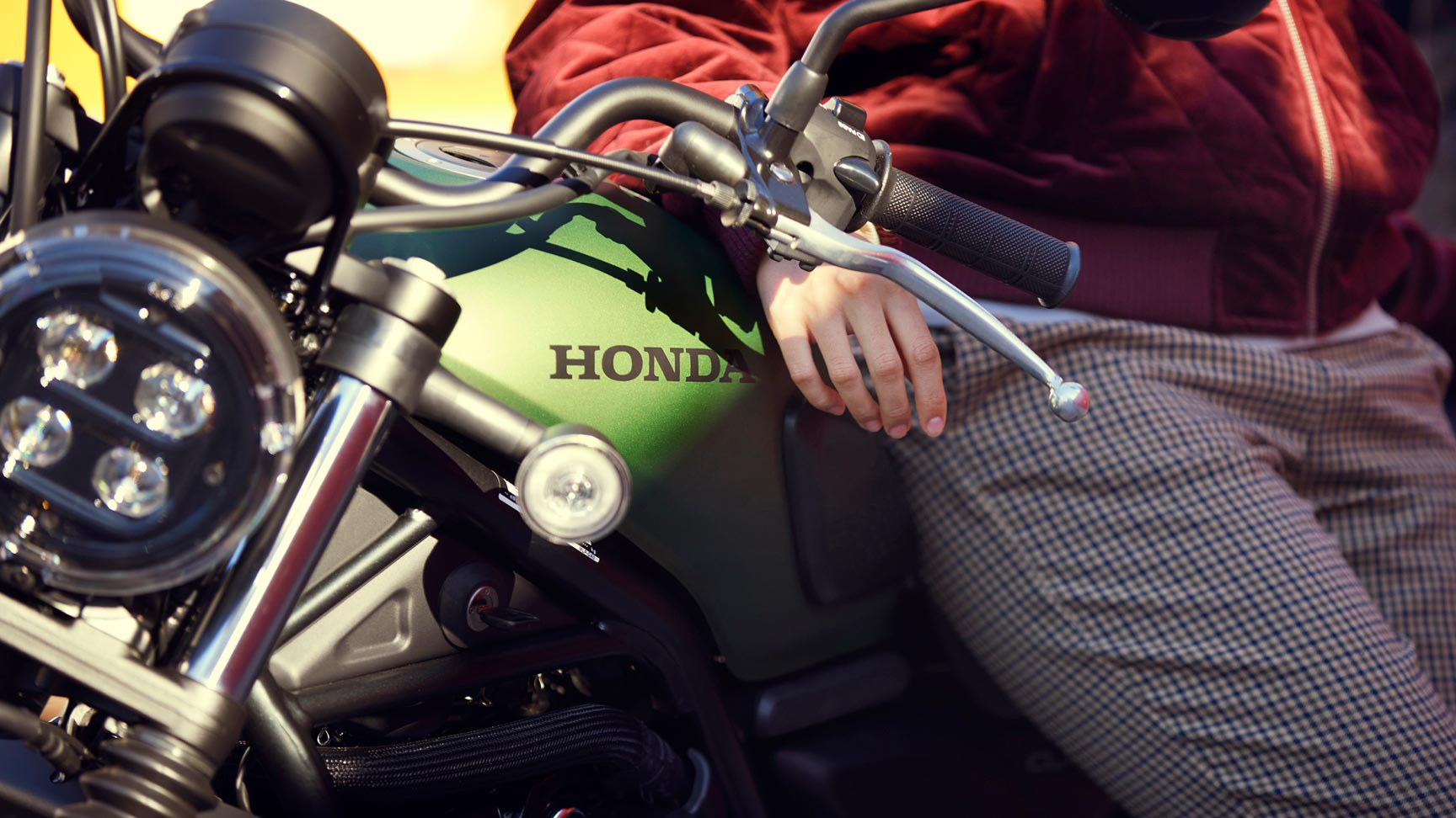 Gros plan latéral de la moto Honda CL500 avec modèle.