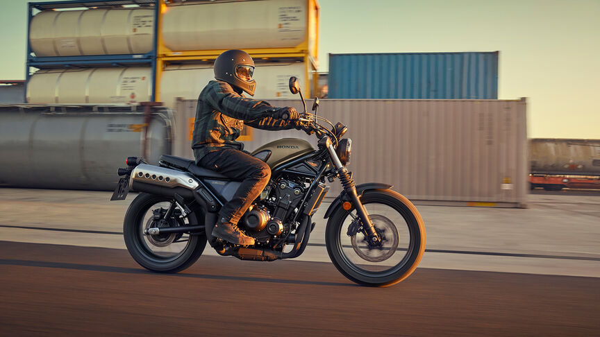 Vue de ¾ avant d'une Honda CL500 statique.