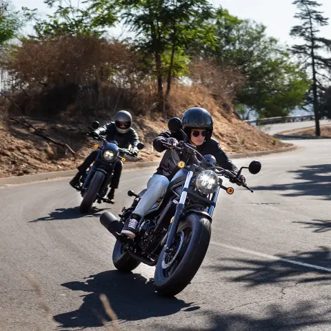 Deux pilotes au guidon de CMX500 Rebel