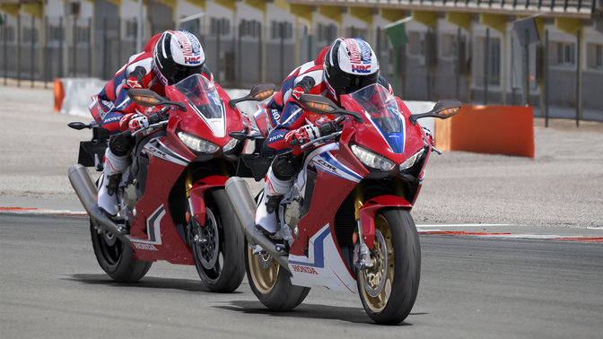 Honda CBR1000RR Fireblade et Honda CBR1000RR Fireblade SP sur circuit.
