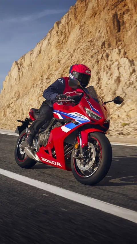 Vue de trois quarts avant droit de la Honda CBR500R sur route