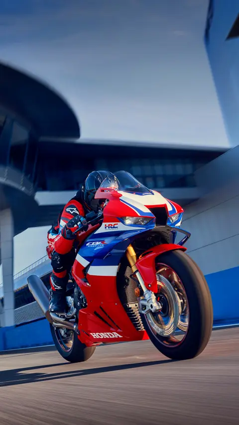 Motard sur une CBR1000rr-r Fireblade sur piste.