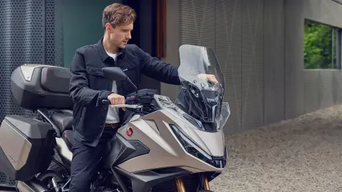 Le pilote règle le pare-brise du NT1100 d'une seule main