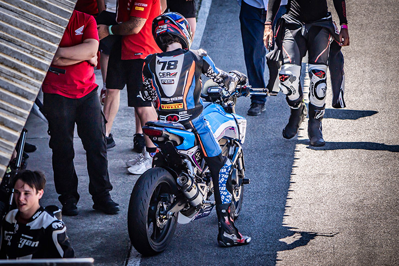 Pilote Honda CB125R en relais lors d’une course d’endurance.