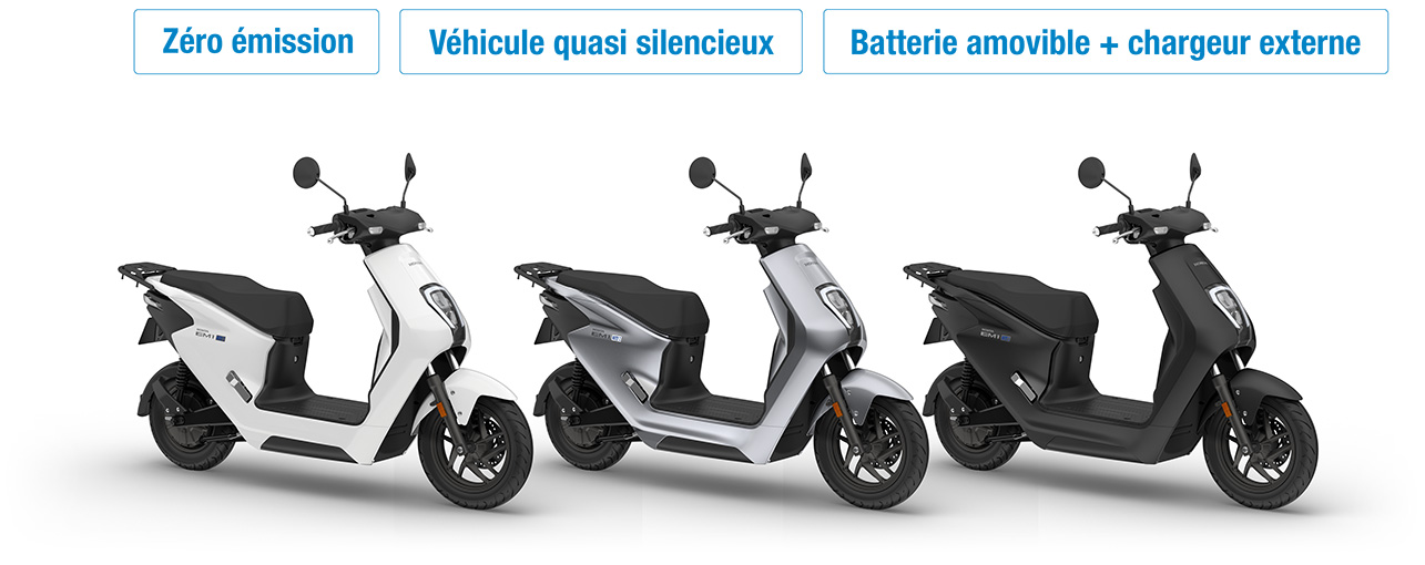 Three Honda electric scooters in white, gray, and black colors, displayed side by side. Above the scooters are French text labels: \"Z\u00e9ro \u00e9mission\", \"V\u00e9hicule quasi silencieux\", and \"Batterie amovible + chargeur externe\", highlighting the scooters' eco-friendly features.
